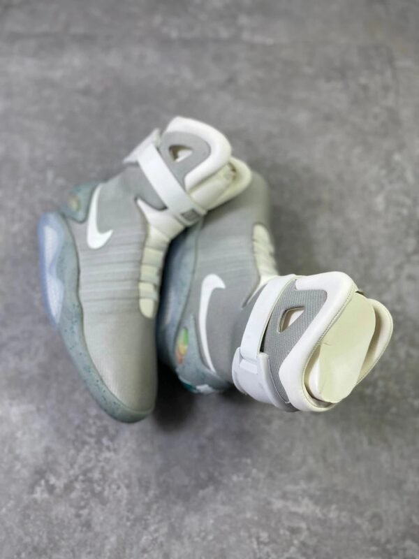 Sneakers – Futuristic LED Edition Silver & Blue