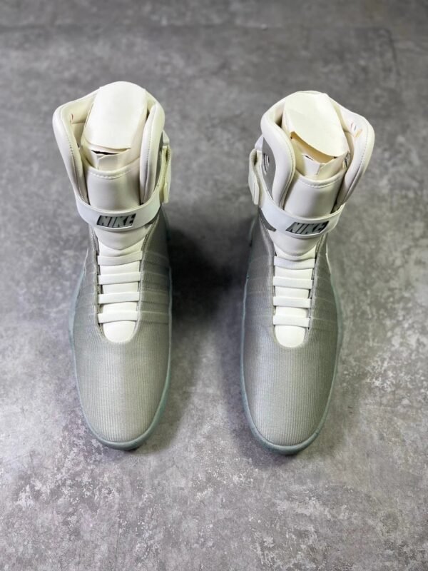 Sneakers – Futuristic LED Edition Silver & Blue