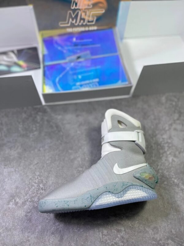 Sneakers – Futuristic LED Edition Silver & Blue