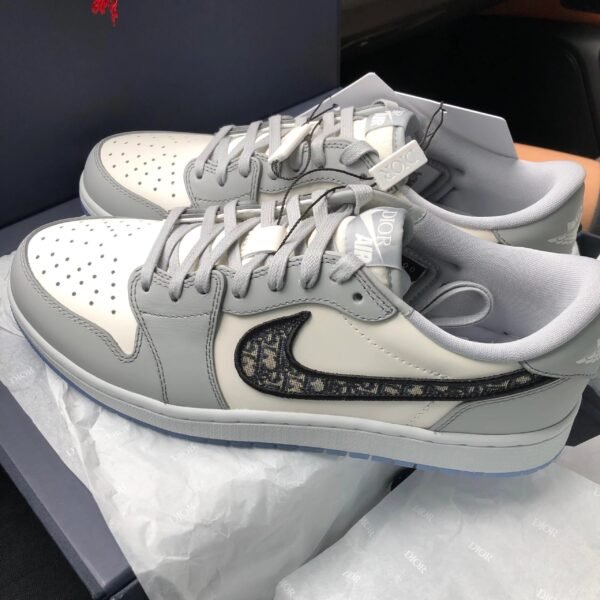 Sneakers – Low-Top Luxury Edition in Grey & White Couture