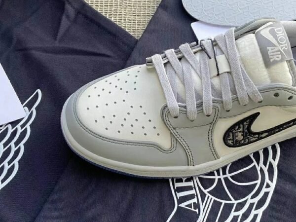 Sneakers – Low-Top Luxury Edition in Grey & White Couture