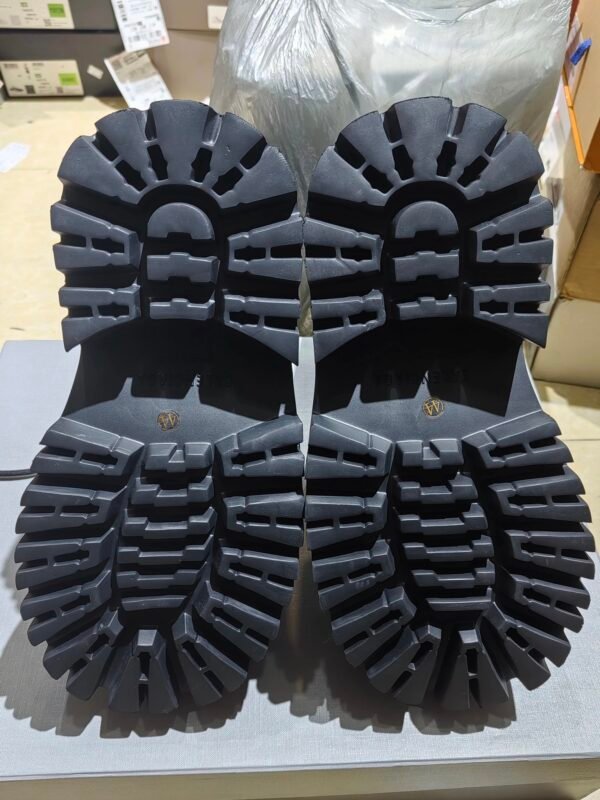 Boot Balenciaga Black Leviathan – The Power of Dark Elegance