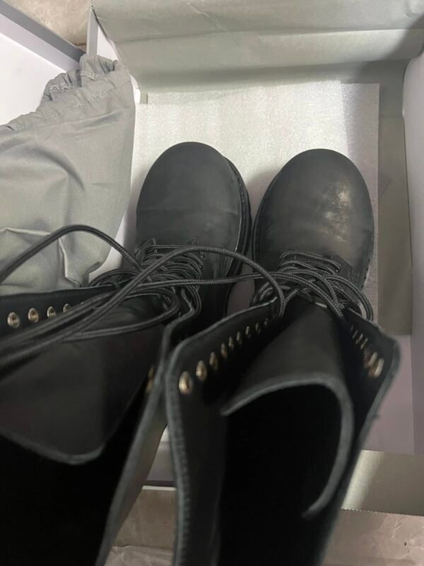 Boot Balenciaga Black Leviathan – The Power of Dark Elegance