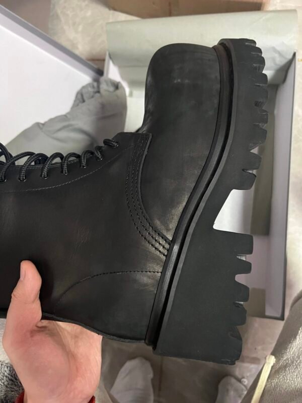 Boot Balenciaga Black Leviathan – The Power of Dark Elegance