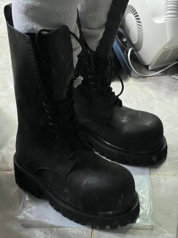 Boot Balenciaga Black Leviathan – The Power of Dark Elegance