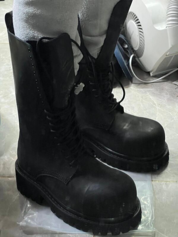 Boot Balenciaga Black Leviathan – The Power of Dark Elegance